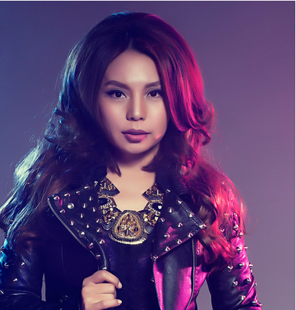 Дуучин Б.Баярцэцэг “өхөөрдөм, ялдам” төрхийг бүтээсэн зургуудаа дэлгэлээ